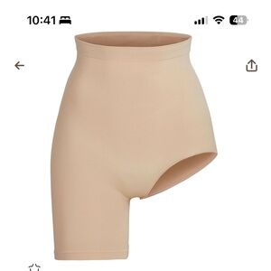 Skims SEAMLESS SCULPT SOLUTION
SHORT LEFT LEG EXPOSED